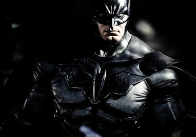 古装爱情剧《月下华裳》海报，女主角身着华丽汉服在月下起舞