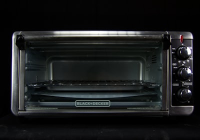 热血动漫《剑魂觉醒》海报，主角手持发光长剑面对巨大怪物